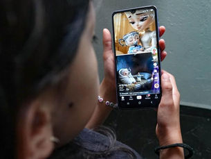 Restricción de celulares en primarias y secundarias entra en vigor el 3 de noviembre; aplica también en el recreo