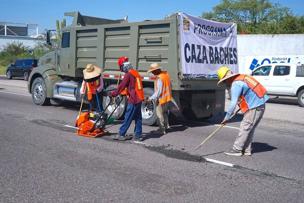 El  programa Caza Baches continúa trabajando  en colonias de Los Cabos y en el corredor turístico ,esta semana se trabajará en la pintura y colocación de boyas: Christopher Enriquez