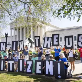Corte Suprema de EU examina derecho a la ciudadanía por nacimiento