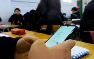 “Los teléfonos nos son necesarios en las escuelas”: Adriana López Monje