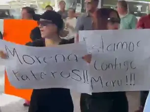 Dirigencia de Morena es recibida en Chihuahua por manifestantes pro Maru Campos