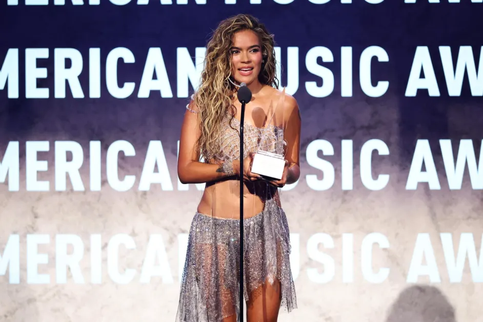 Karol G triunfa en los AMAs 2026