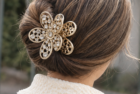 Crystal Bloom Haarspange getragen.png