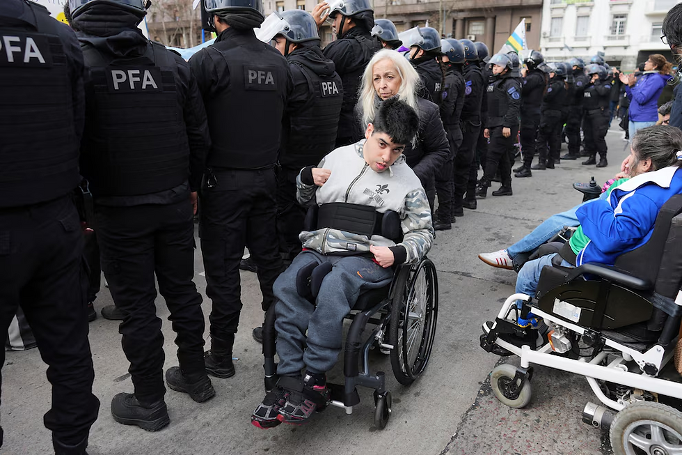 Mujer con joven en silla de ruedas