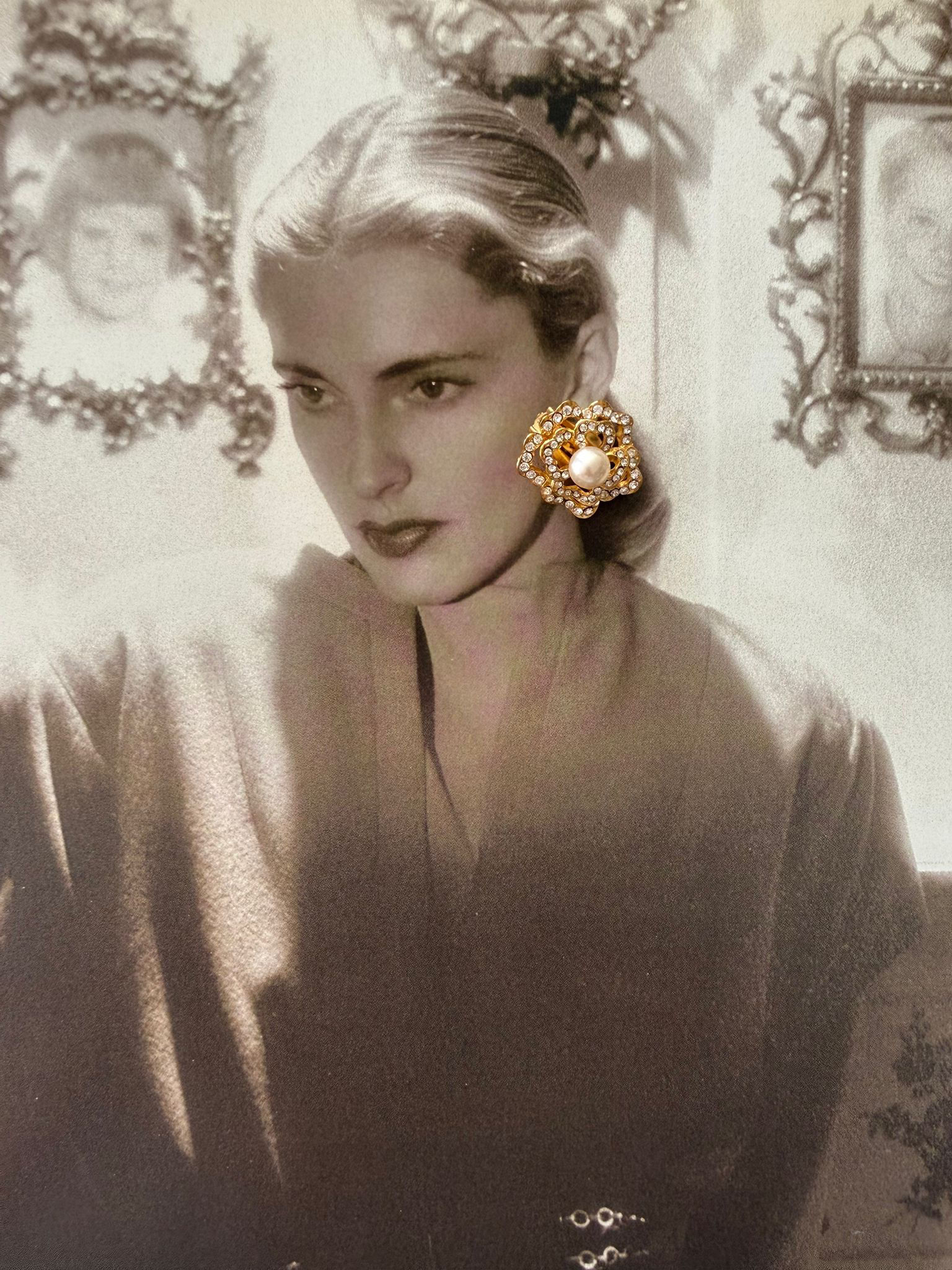 Vintage Gold Pearl Flower Design Diamond Embedded Clip On Earrings