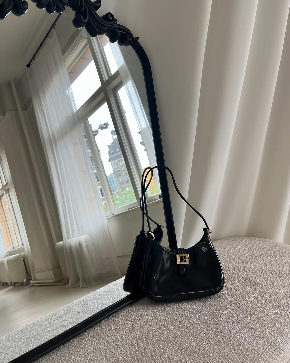 Thumbnail: Gucci Black Patent Leather Vintage Shoulder Bag 
