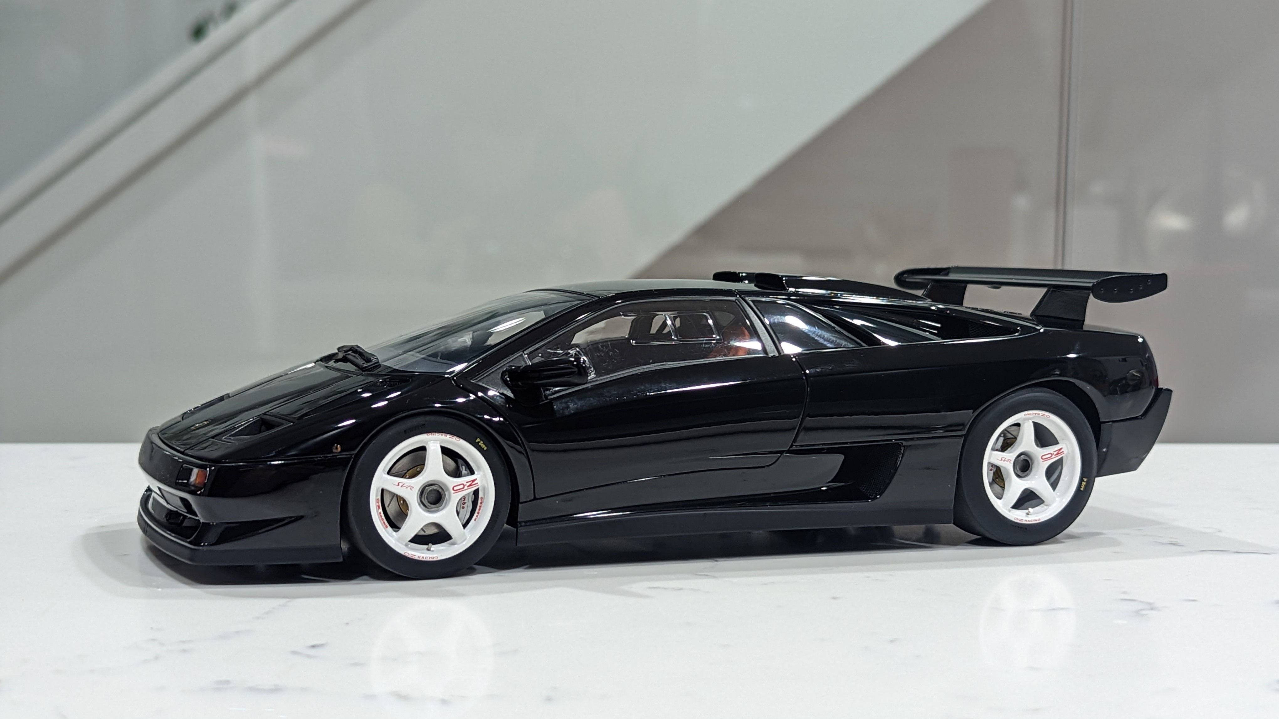 1/18 AUTOart - Lamborghini Diablo SV-R (Black)