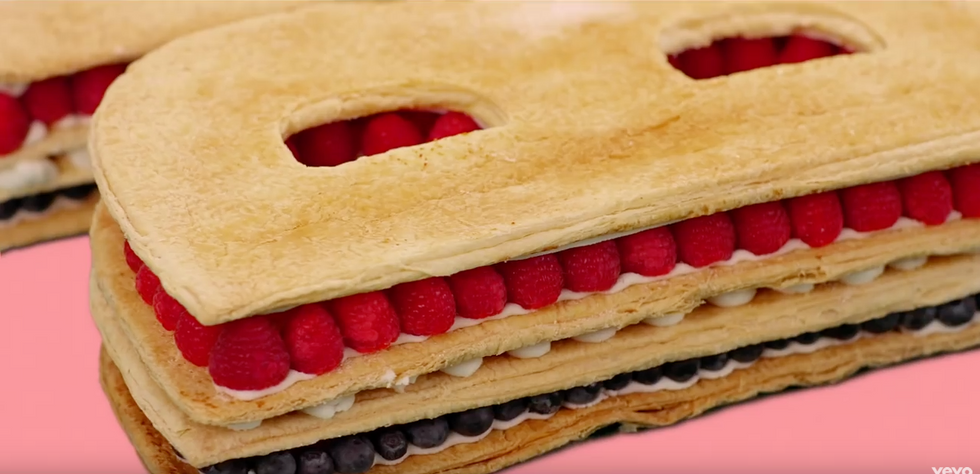 girlzpop-stylisme-culinaire-lafayette-la-melancolie-francaise-setdesign-clip.png