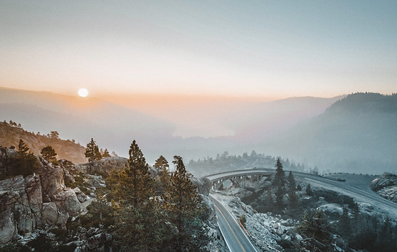 Sonnenuntergang über den Bergen
