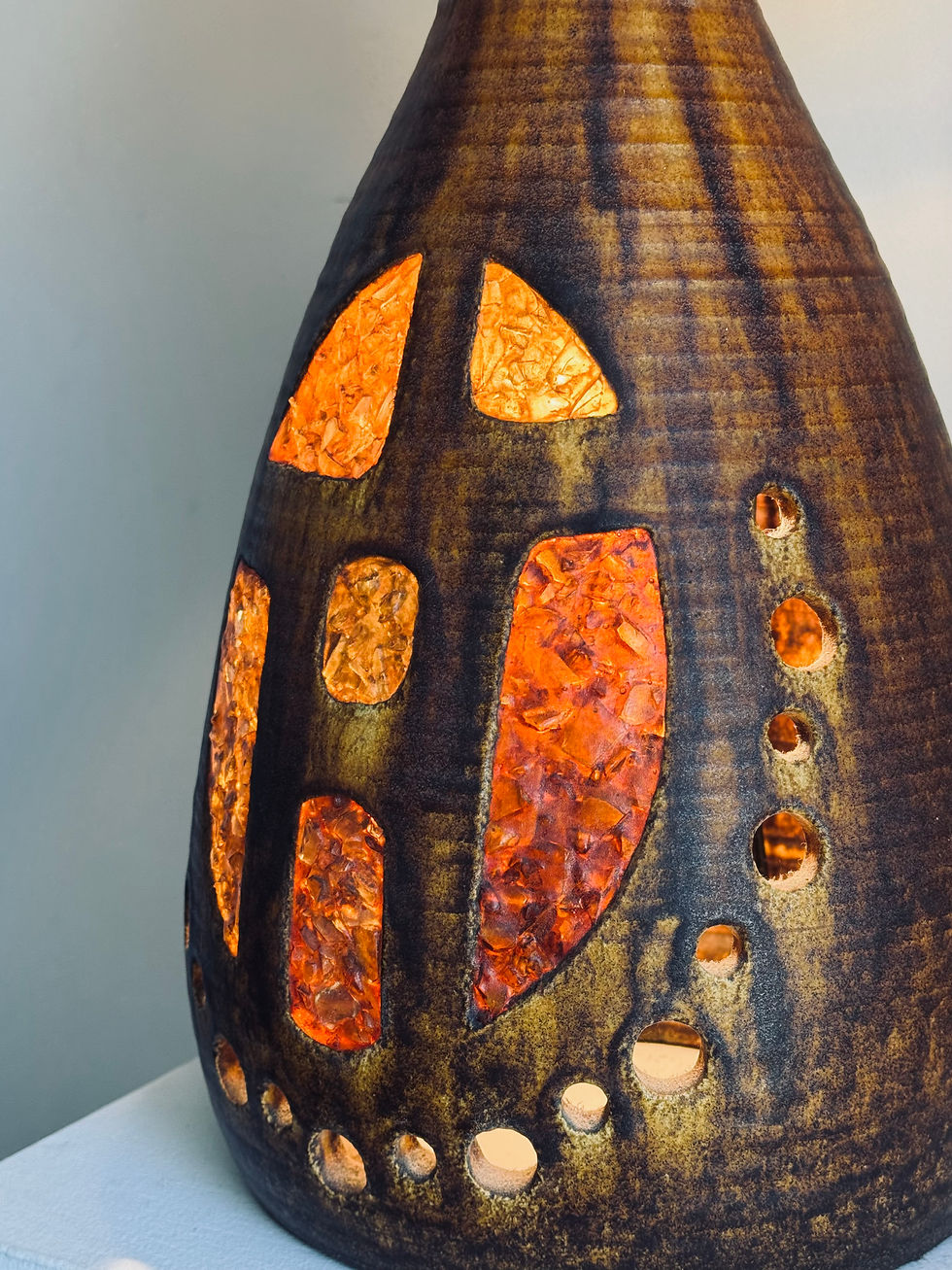 Miniature : Lampe Accolay – Base ajourée et abat-jour en résine florale