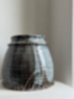Miniature : Vase en céramique travail anonyme, forme ronde équilibrée, émaux nuancés, diamètre 25 cm