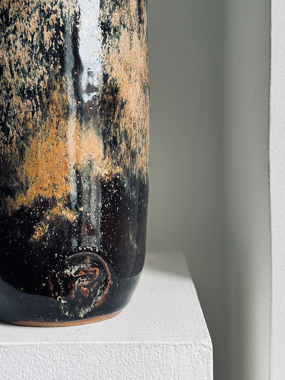 Miniature : Vase à ailettes en céramique, 43 cm de hauteur, signature à identifier, pièce sculpturale française XXe siècle