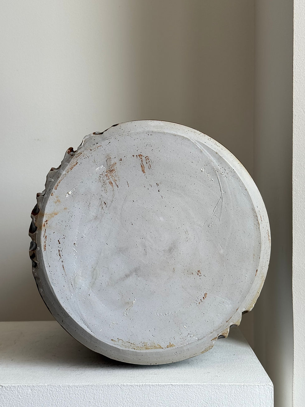 Miniature : Vase en céramique travail anonyme, forme ronde équilibrée, émaux nuancés, diamètre 25 cm