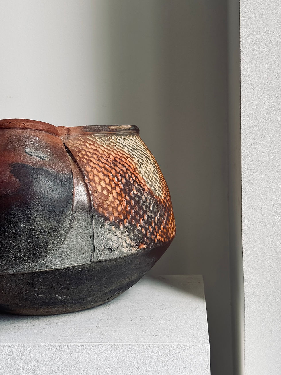 Grand vase en grès signé Eric Astoul, céramique contemporaine aux émaux nuancés, hauteur 34 cm