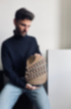 Vase en céramique avec tampon à identifier, forme sculpturale et émaux texturés, hauteur 34 cm