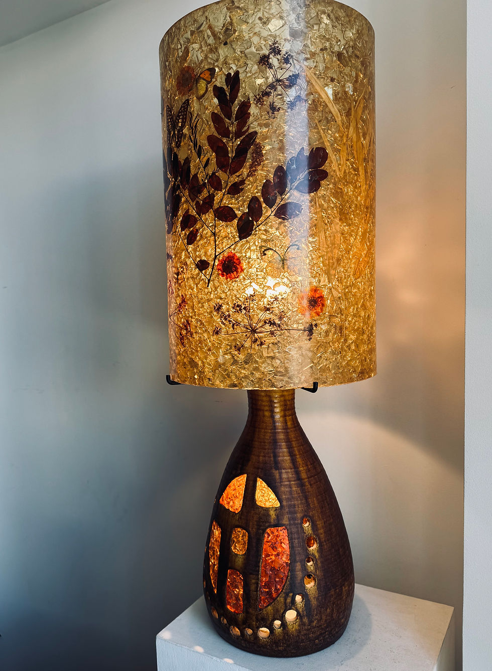 Miniature : Lampe Accolay – Base ajourée et abat-jour en résine florale