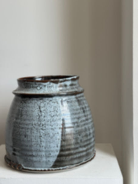 Vase en céramique travail anonyme, forme ronde équilibrée, émaux nuancés, diamètre 25 cm