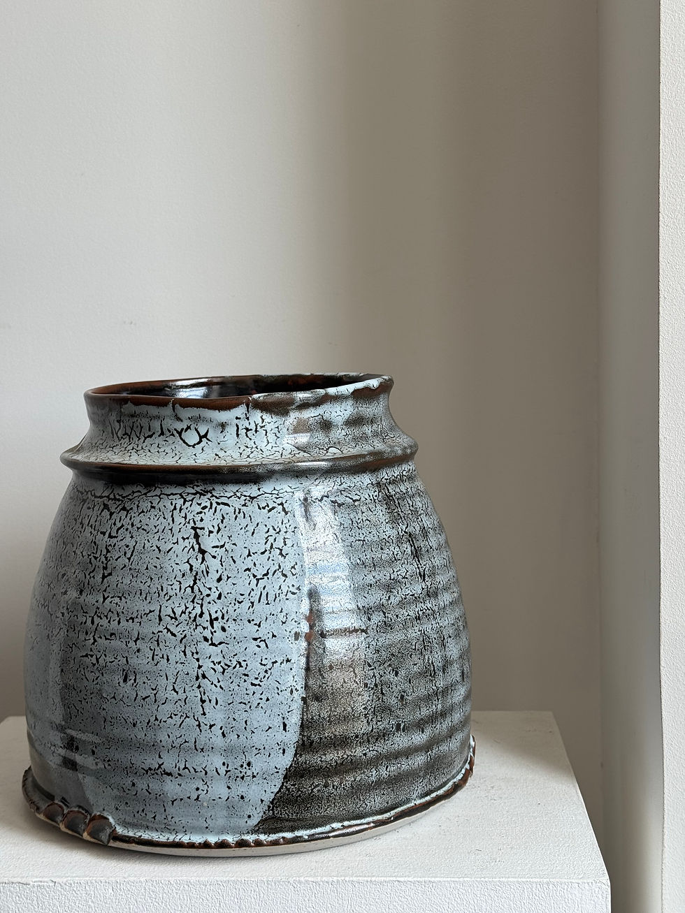 Vase en céramique travail anonyme, forme ronde équilibrée, émaux nuancés, diamètre 25 cm