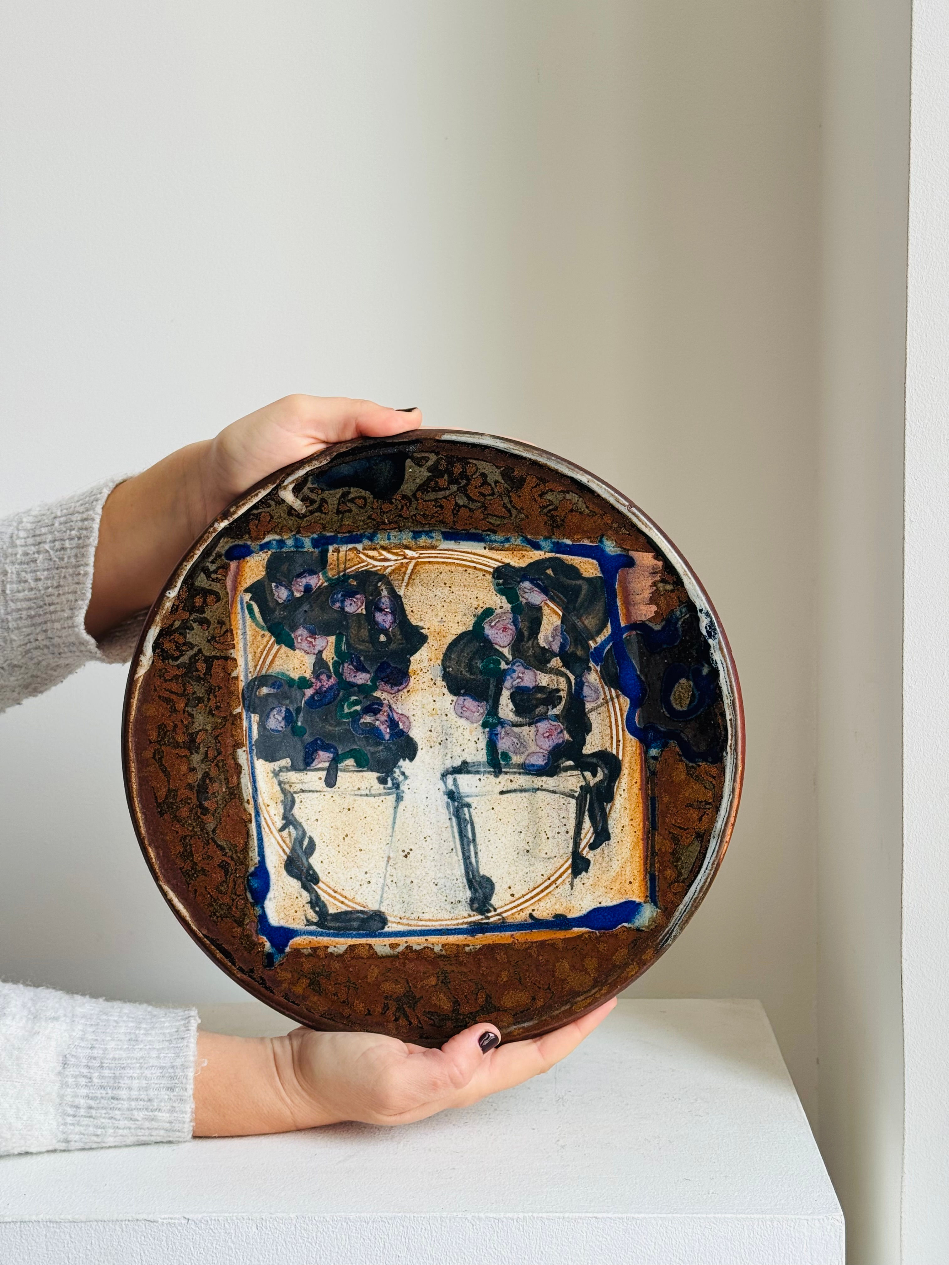 Plat en céramique Pierre Dutertre, décor figuratif peint, diamètre 25 cm