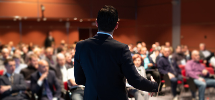 Oratore che parla ad un pubblico in una sala conferenze