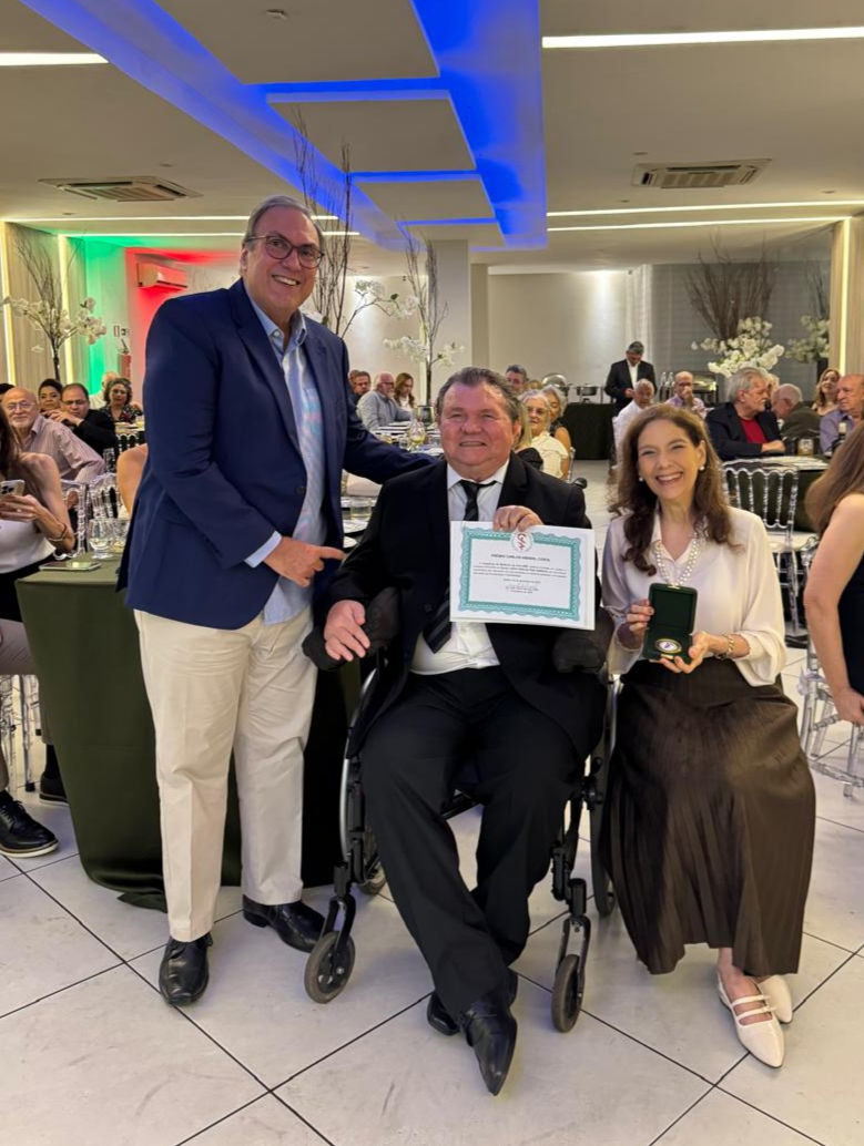 Foto: Presidente da AMP, Dr. João Paulo Mendes Filho entrega o Diploma ao homenageado