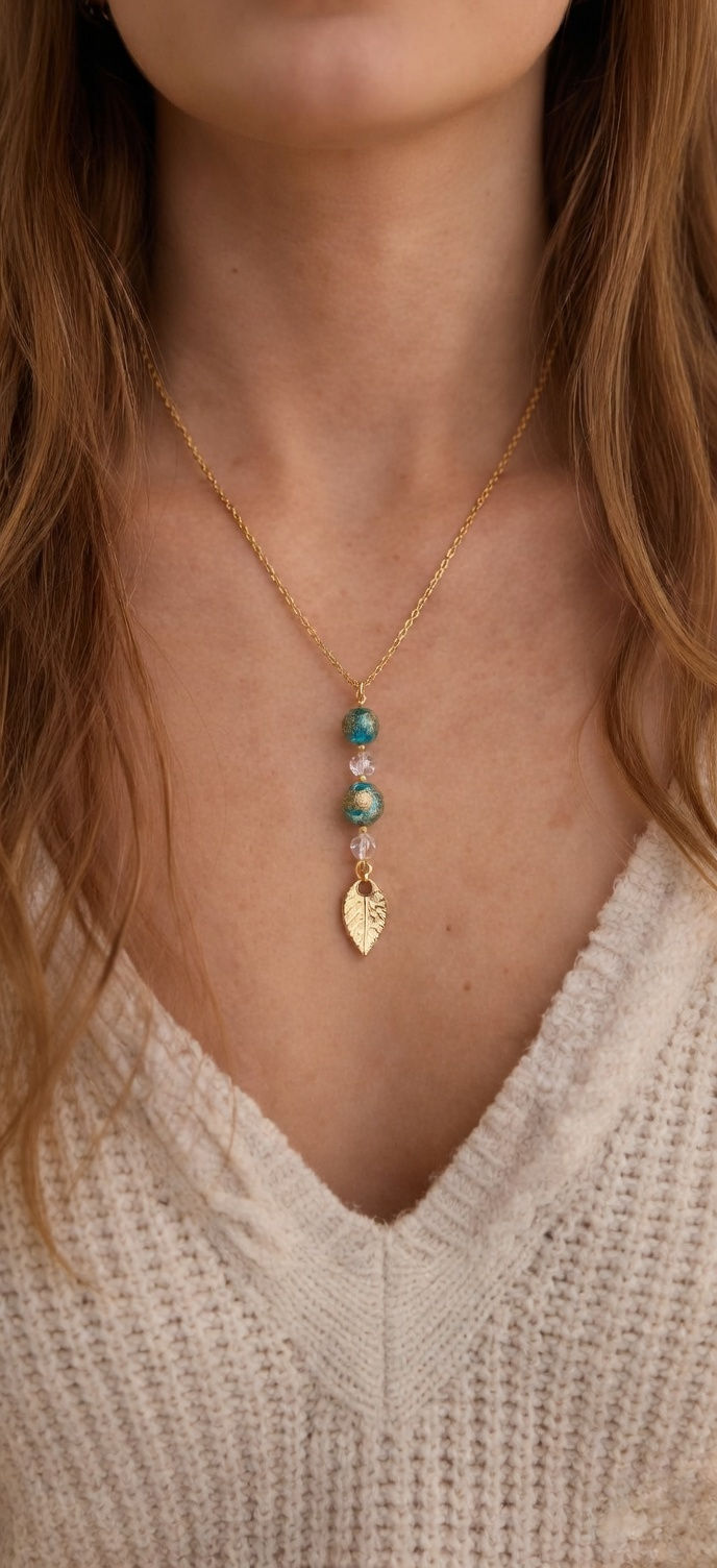 Collier en acier inoxydable doré nous les femmes avec perles en verre de murano bleues porté autour du cou d'une femme