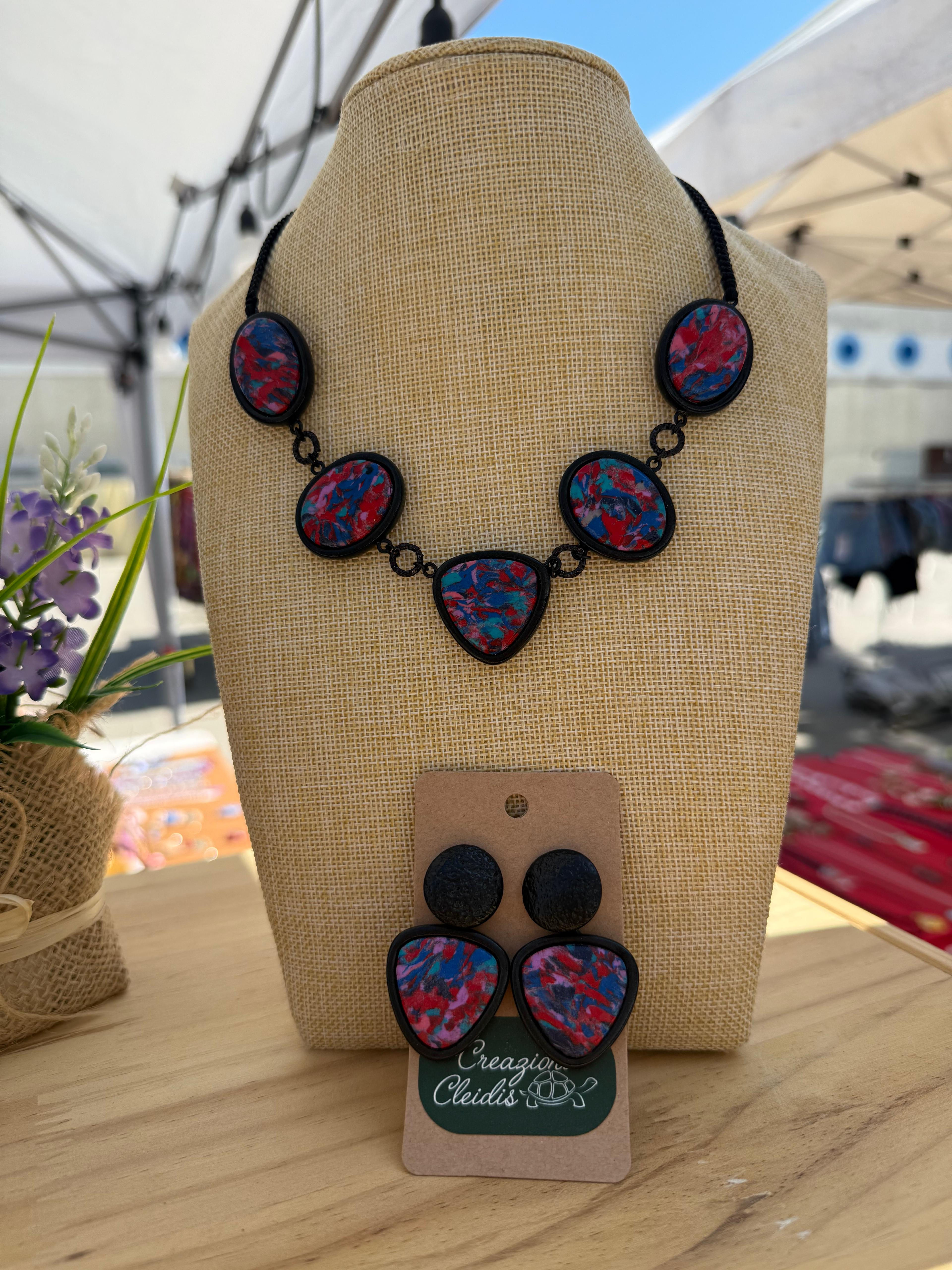 Collana e orecchini Creazioni Cleidis: pietre rosse e blu