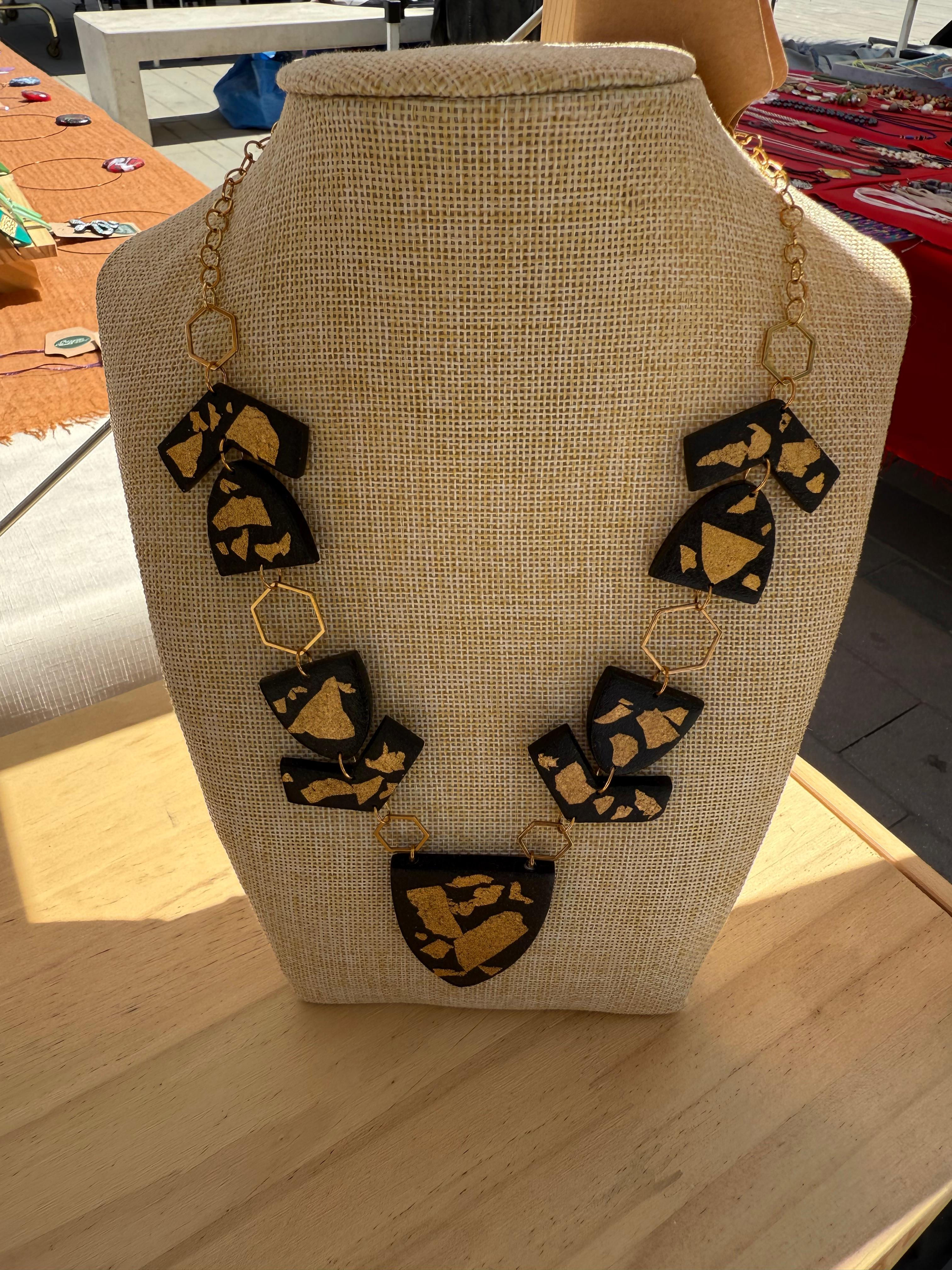 Collana elegante: oro nero, design geometrico, Creazioni Cleidis