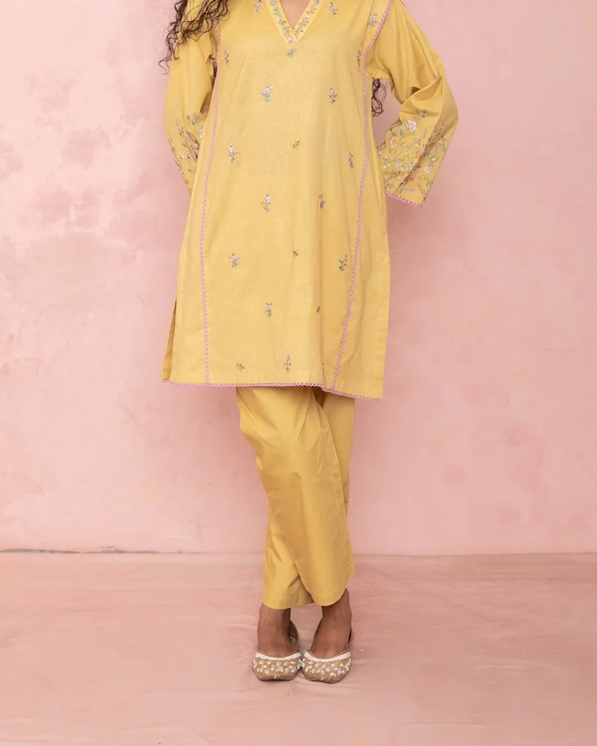 Label Naariti | Amira; authentic face-free photographic crop