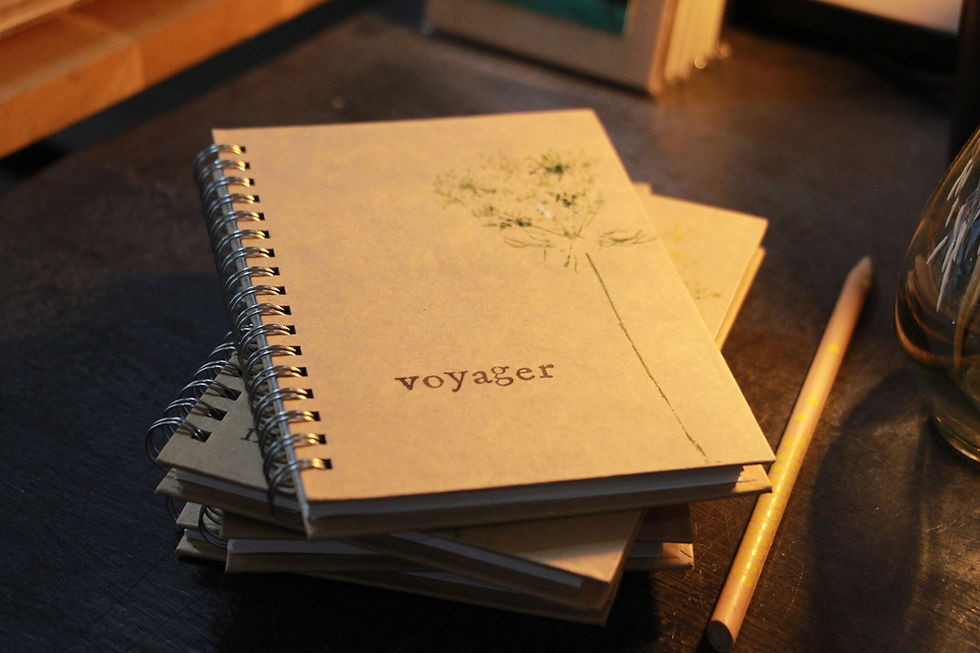 carnet avec empreinte végétale sur la couverture des Mots suspendus by Zazizaz en vente à la galerie d'art de Bordeaux Bokehli