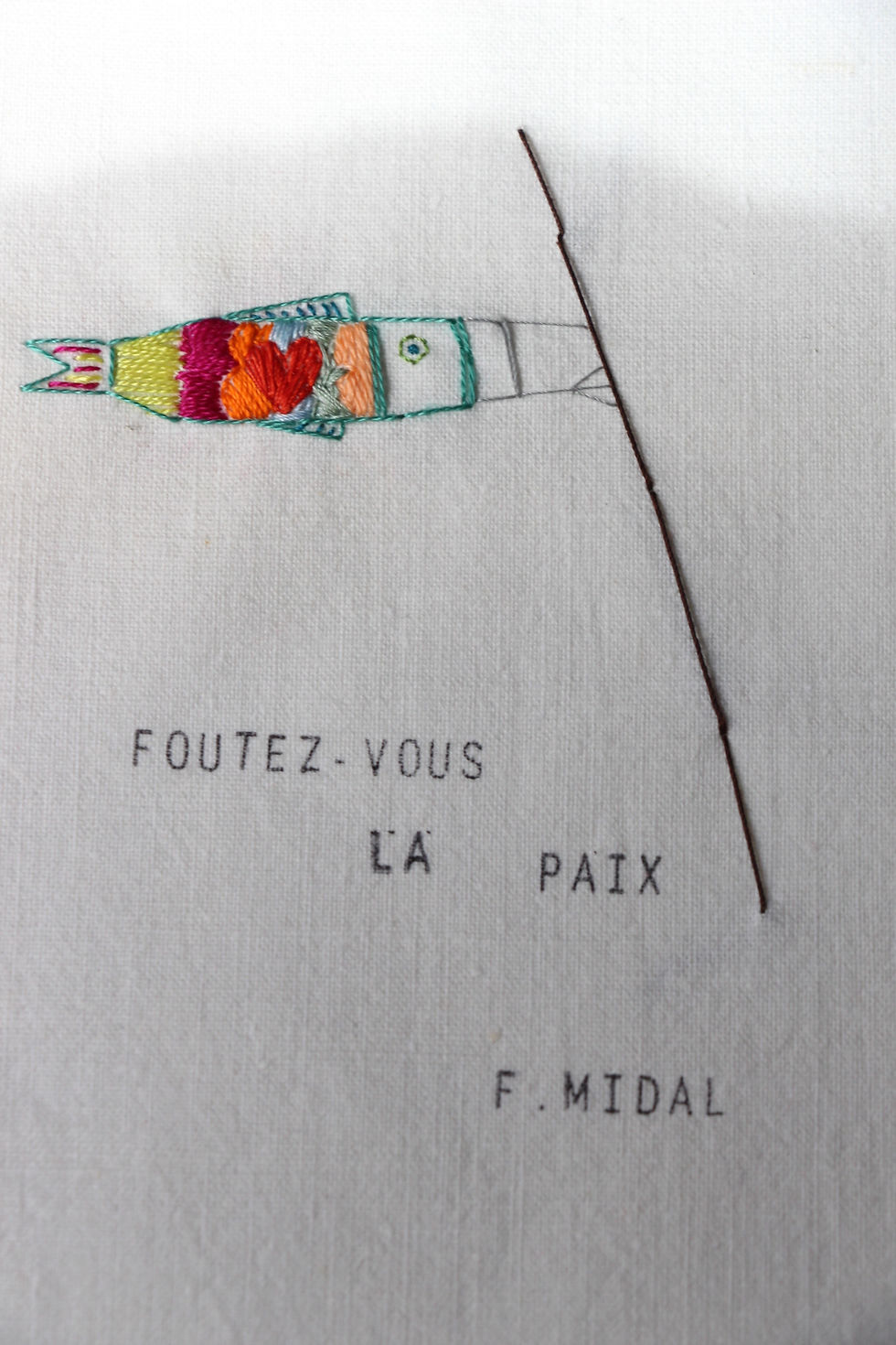 Miniature : "Foutez-vous la paix 1"  Broderie de Lou Descroix