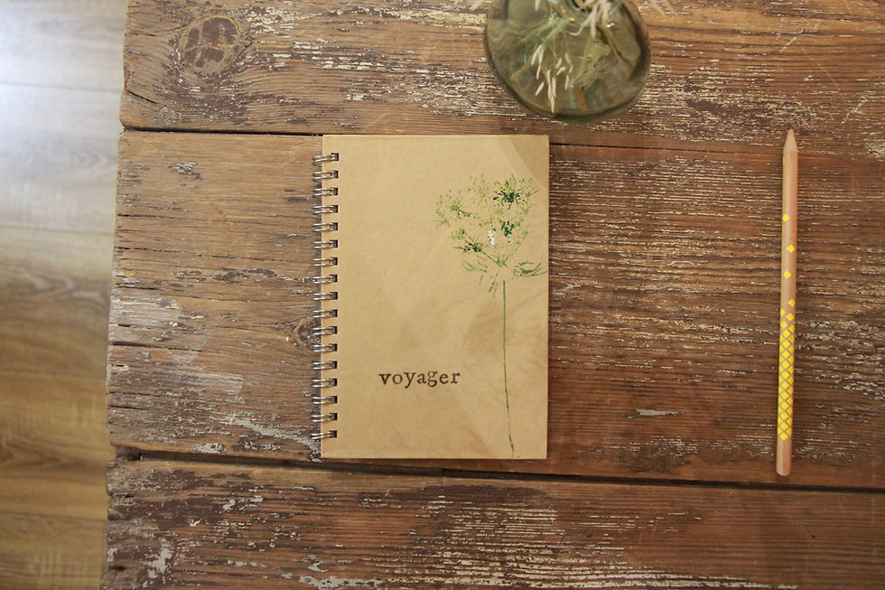 Miniature : carnet avec empreinte végétale sur la couverture des Mots suspendus by Zazizaz en vente à la galerie d'art de Bordeaux Bokehli