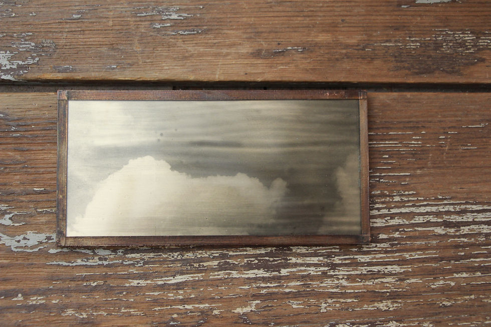 Photographie sur verre réhaussée à la feuille d'or ou de paladium de Marie Rameau en vente à la galerie Bokehli , galerie d'art de Bordeaux spécialiste français du petit format ou sur www.bokehli.fr