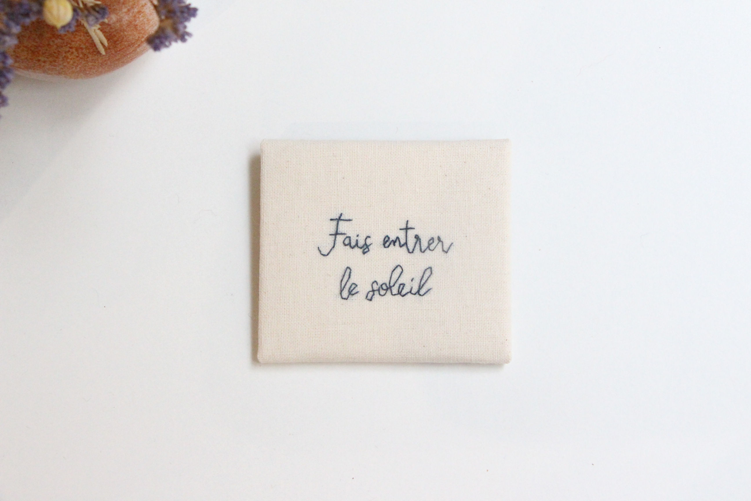 "Fais entrer le soleil" broderie de Aude Herrard