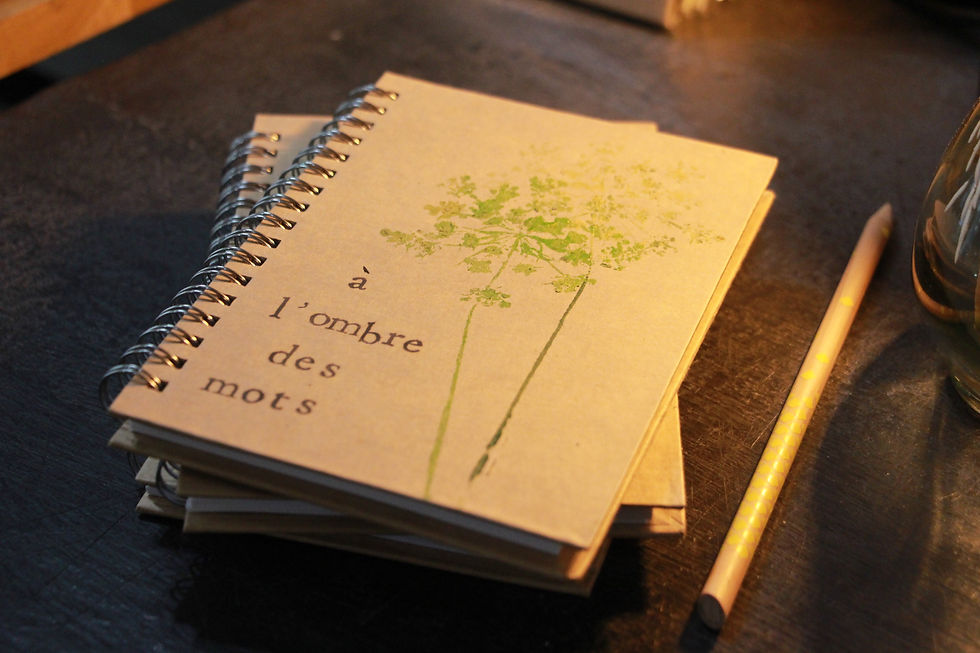Miniature : carnet avec empreinte végétale sur la couverture des Mots suspendus by Zazizaz en vente à la galerie d'art de Bordeaux Bokehli