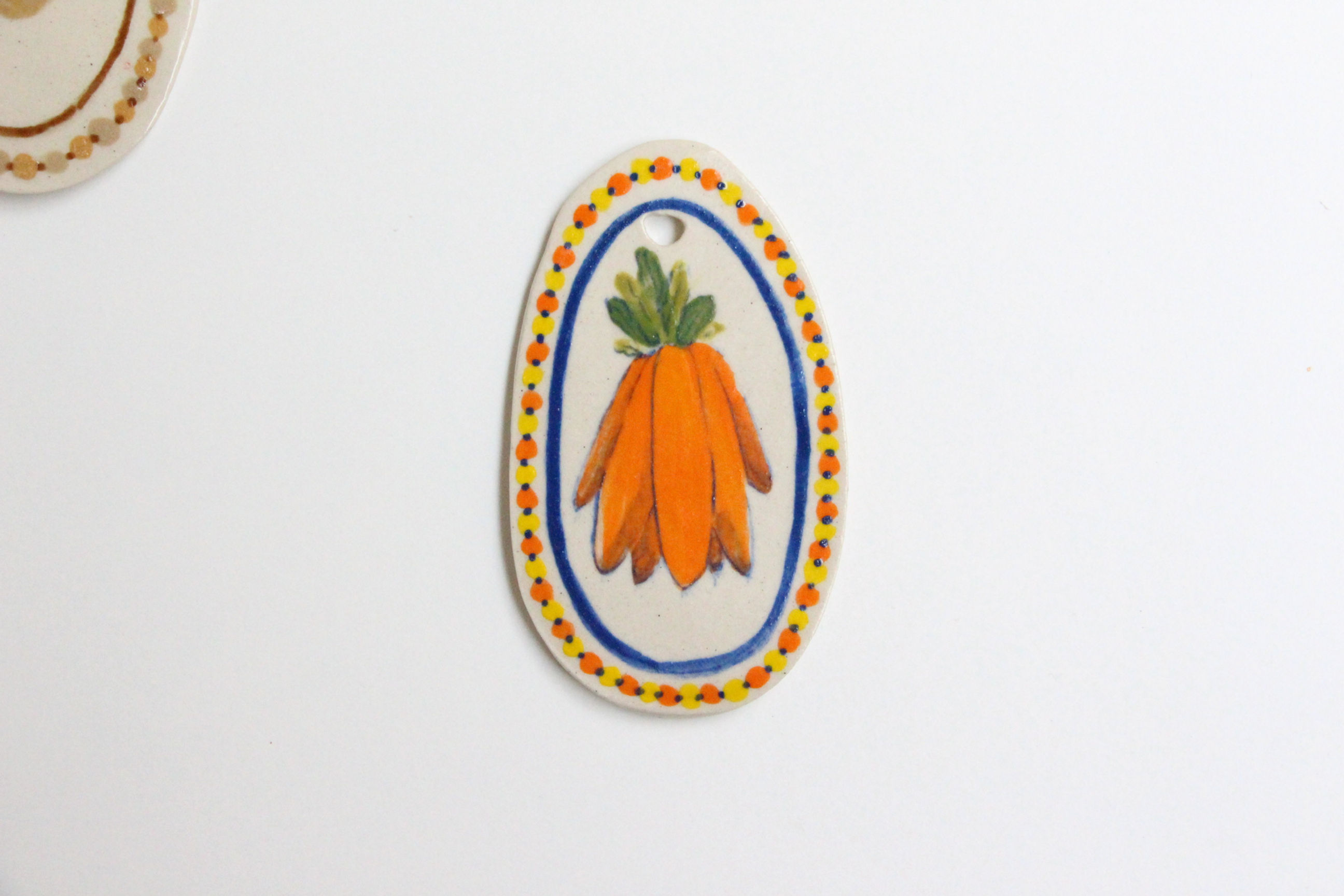 "La botte de carottes" Céramique murale de Floriane Saint-Sébastien