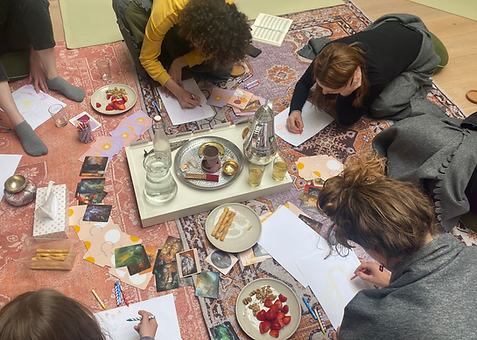 Groep vrouwen creatief bezig in cacaoceremonie