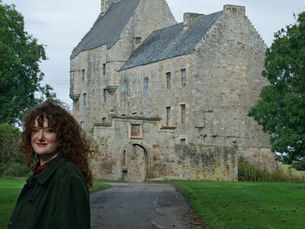 ella van der naalt bij een mooi kasteel/groen natuur