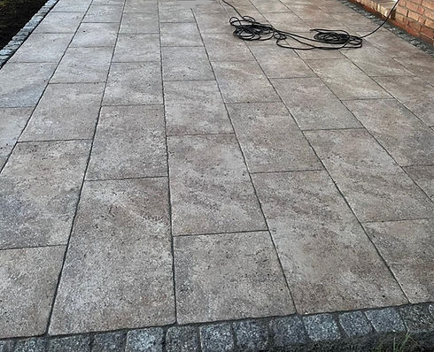 Neu gepflasterte Terrasse mit stilvollen Betonplatten, Gartengestaltung Heist, Kreis Pinneberg.