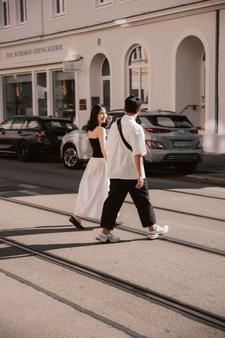 Creative Couple photoshoot in Munich. Fotografin in meiner nähe. Sofiia Polishchuk. Couple photo session. Maximilliansplatz. Photo walk in a city .