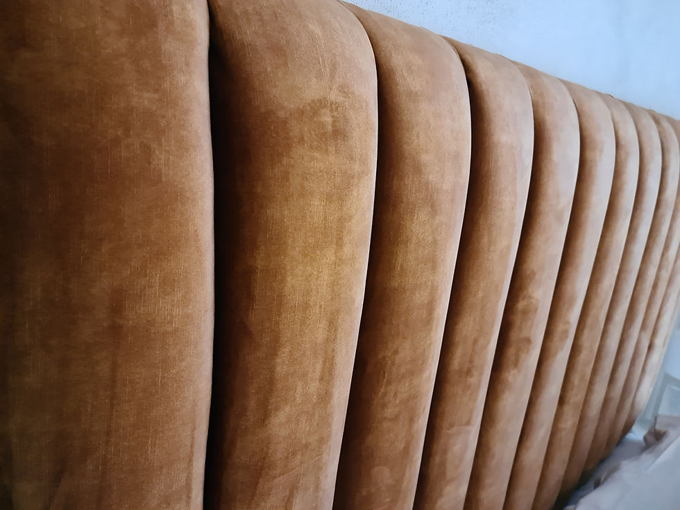 Détail tête de lit boudins en velours