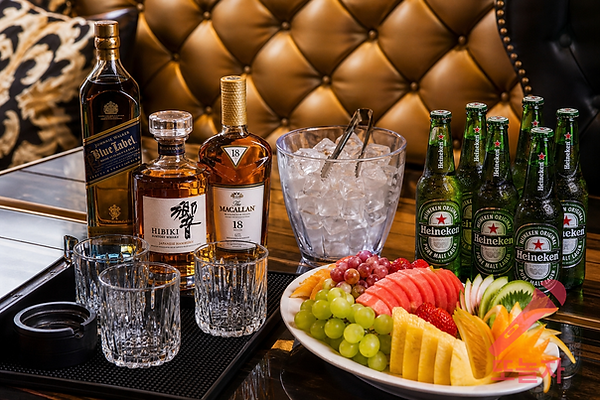 양주, 맥주, 과일이 세팅된 테이블