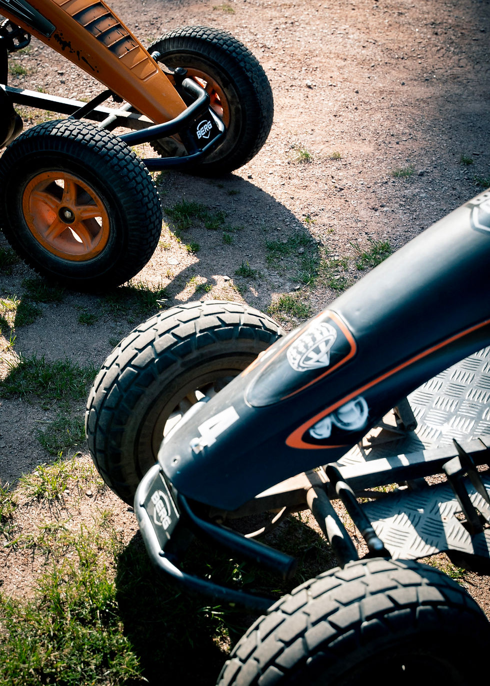 Nahaufnahme Monster-Kart im Vordergrund und Wald-Kart im Hintergrund auf der Kartbahn