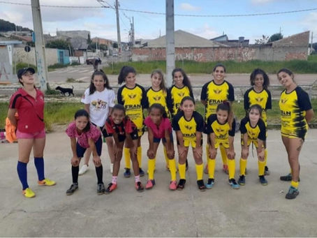Treinadora se reencontra no futebol em projeto que ajuda meninas carentes