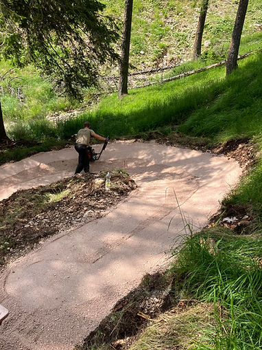 Trail builder Dolomiti Bike Company al lavoro per costruzione e manutenzione sentieri bici, trail in bike park, pump track, natura in montagna e rispetto ambientale, Italia, Veneto, ISTA Ski Area, Tofane