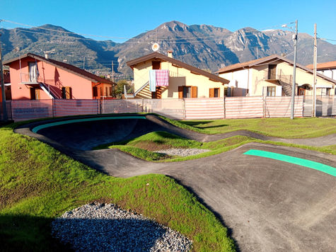 pump track in asfalto, progettazione, realizzazione e manutenzione opere mountain bike dai trail builders di Dolomiti Bike Company. Cadore, Italia, Cortina d'Ampezzo, trail building, sentieri bici e MTB