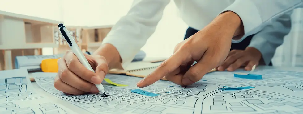 deux personnes qui analyse un extrait du cadastre des sites pollués