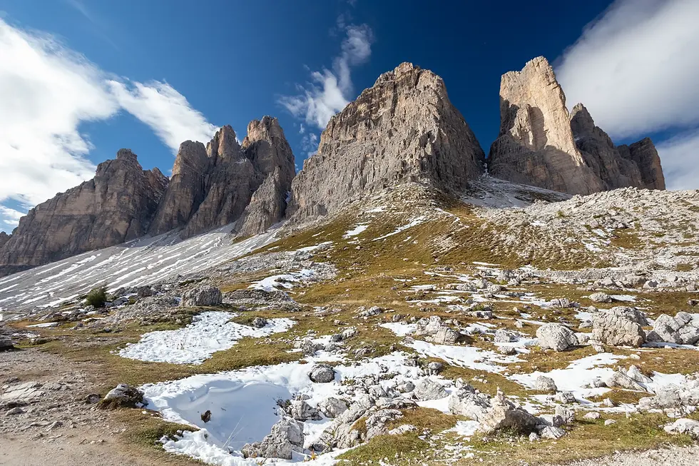 haut de la montagne des alpes avec mis en avant de la roche