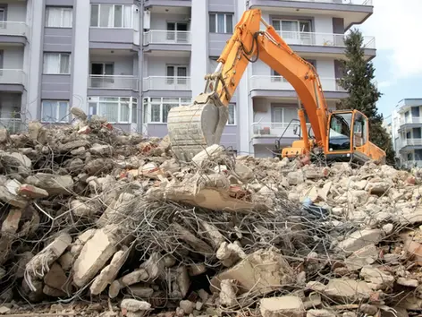 pelle mécanique qui tri les matériaux issu de la déconstruction d'un bâtiment