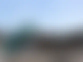 pelle mécanique qui démolie un batiment et qui dépose les déchets au centre